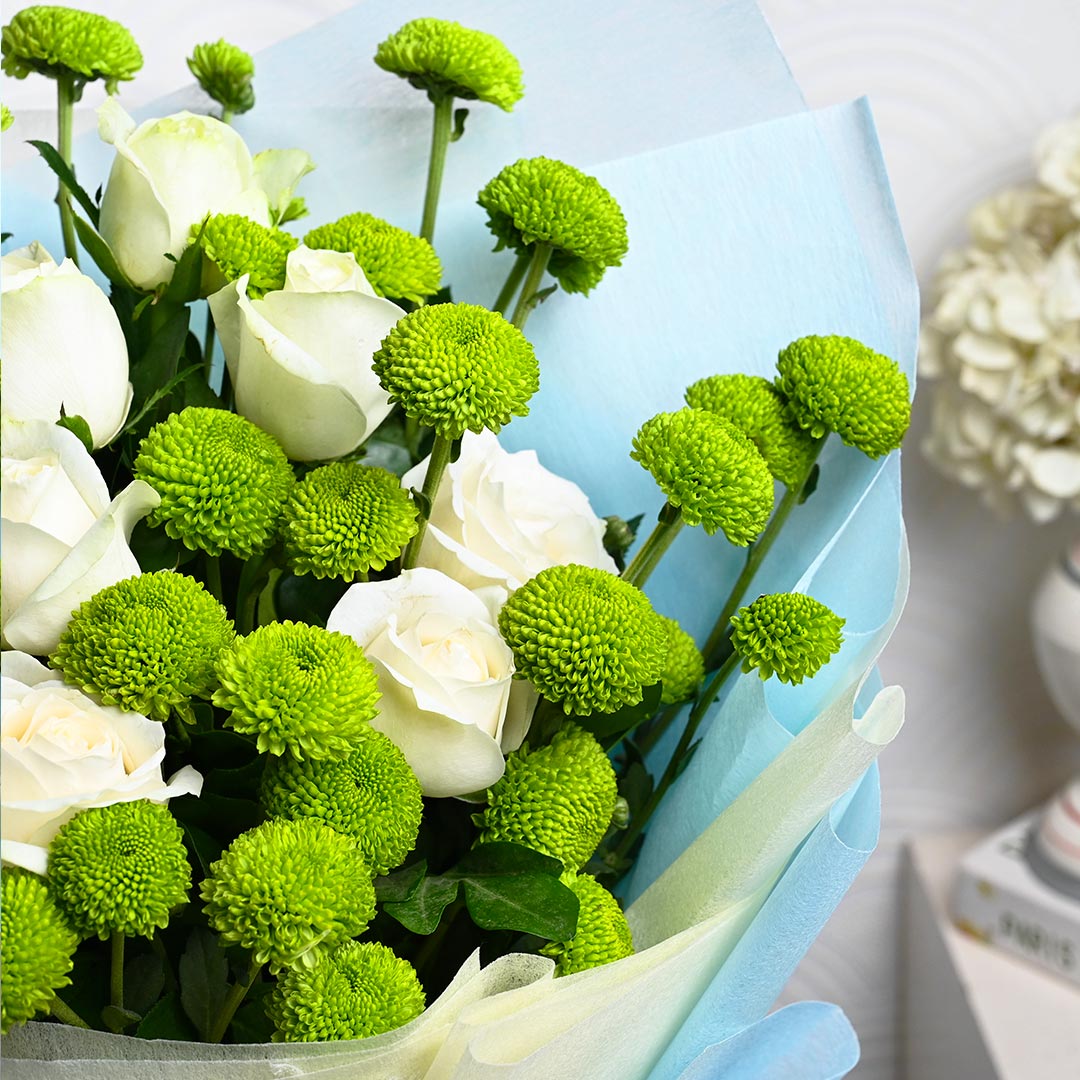 Charming White And Green Daisy