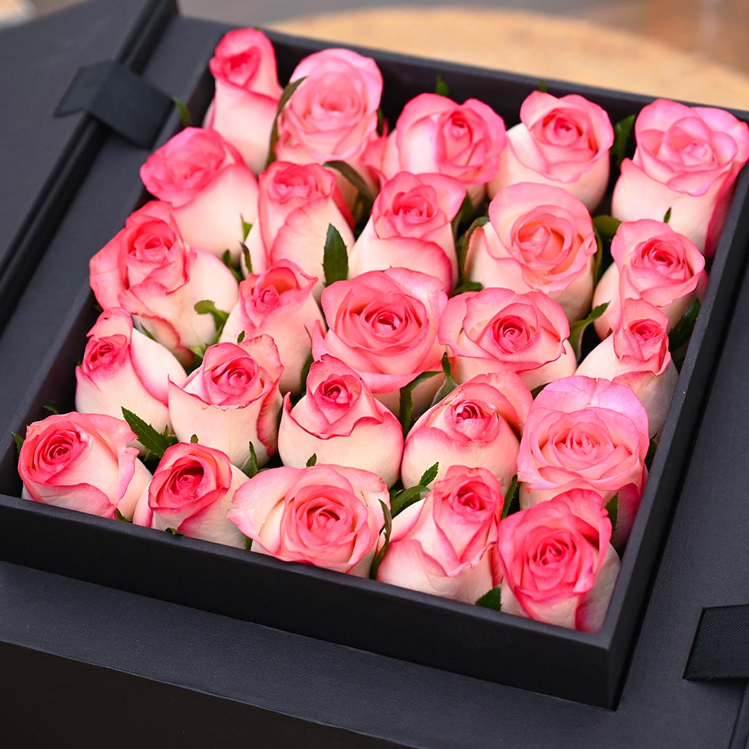 Pink Roses In Premium Liftup Box