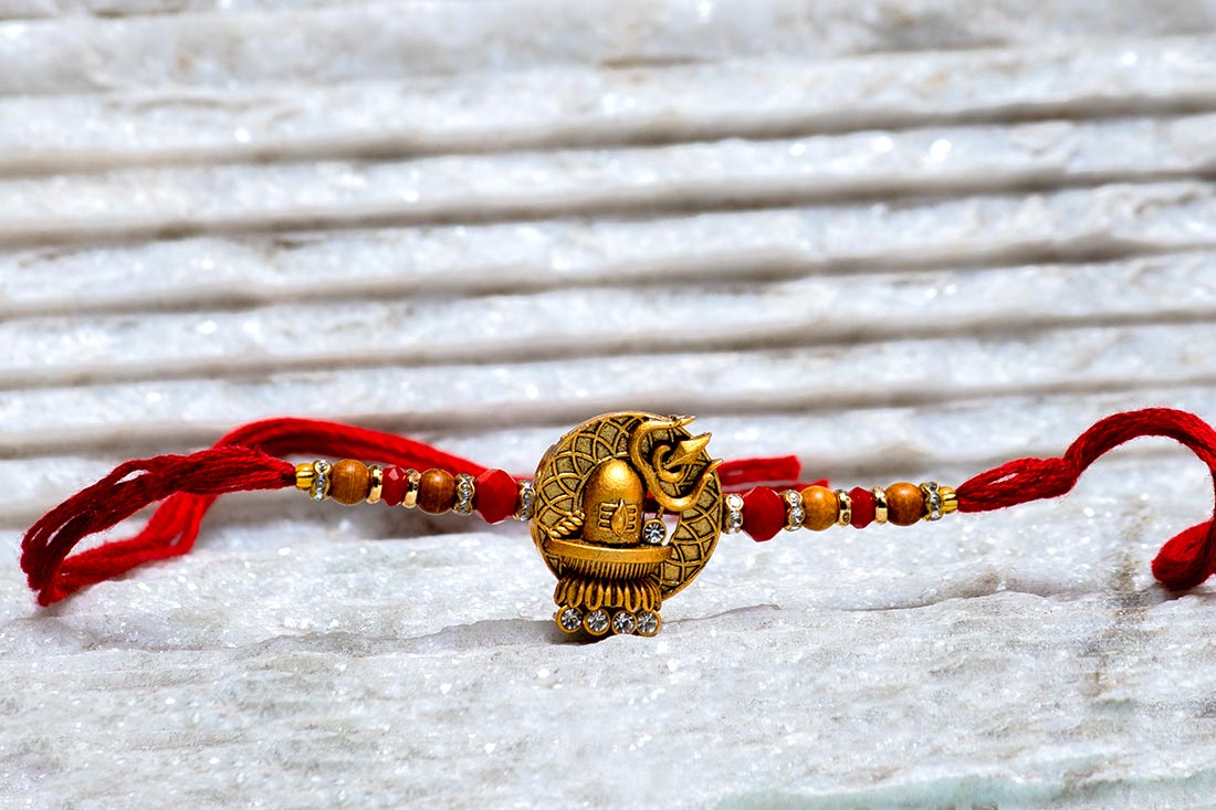 Shiva Rakhi With Red Thread And Kitkat Combo